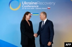 Прэм’ер-міністар Польшчы Дональд Туск вітае прэмʼер-міністра Ўкраіны Юлію Сьвірыдзенку на Канфэрэнцыі аб аднаўленьні Ўкраіны (URC 2026) у Гданьску, Польшча, 25 чэрвеня 2026 году