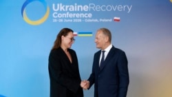 Прем'єр-міністр Польщі Дональд Туск (праворуч) потискає руку прем'єрці України Юлії Свириденко, коли вона прибуває на Конференцію з питань відновлення України (URC 2026) у Гданську, Польща, 25 червня 2026 року