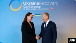 Прем’єр-міністерка України Юлія Свириденко вітається з польським колегою Дональдом Туском на початку конференції у Гданську, 25 червня 2026 року