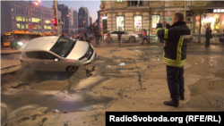 Автомобіль провалився під асфальт, Київ, 5 листопада 2019 року