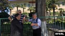 გაერთიანებული ოპოზიციის წარმომადგენლები ზუგდიდის პოლიციასთან