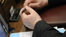 Член Совета Федерации во время голосования