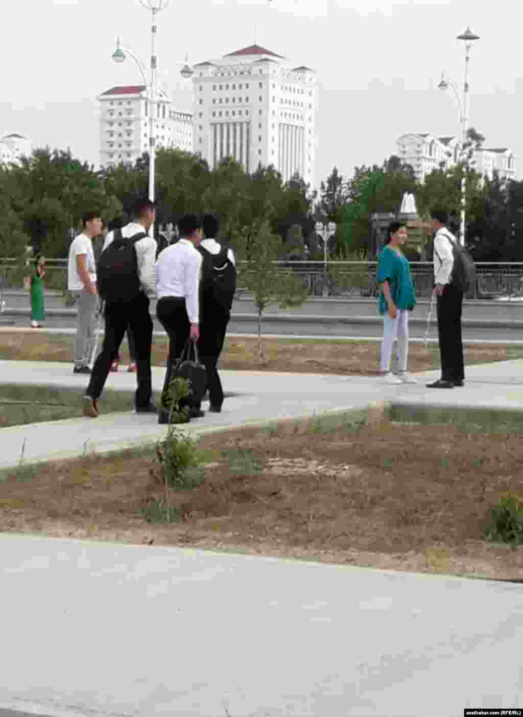 Okuwdan gelýän oglanlar. Aşgabat, aprel, 2020.