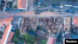 Petnaestak nevladinih udruga upozorilo je i da 79 dana od potresa nije riješen problem za žitelje 363 sela i zaseoka na potresom pogođenom području koji vodu dobivaju iz bunara (na fotografiji Petrinja nakon potresa)