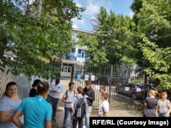 Părinții elevilor care au susținut Evaluarea Națională au stat ore bune în fața școlilor