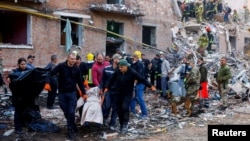 Un trup neînsuflețit este scos dintr-un bloc din Priluki lovit de rachete rusești, pe 7 octombrie.
