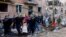 Un trup neînsuflețit este scos dintr-un bloc din Priluki lovit de rachete rusești, pe 7 octombrie.