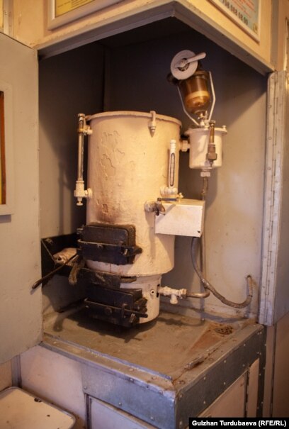 Пойызда кондукторды ұрып жатыр