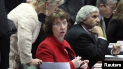 Глава внешнеполитического ведомства ЕС Кэтрин Эштон (в красном), Брюссель, 1 декабря 2011