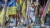 O femeie la memorialul din Kiev al victimelor războiului, la 6 august 2025.