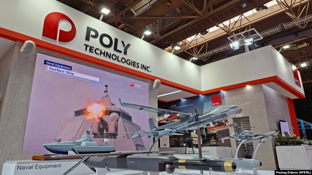 Dronovi i makete raketa i jurišnih brodova na štandu kineske firme Poly Technologies, u dvorani Zetra u Sarajevu
