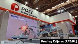 Dronovi i makete raketa i jurišnih brodova na štandu kineske firme Poly Technologies, u dvorani Zetra u Sarajevu