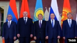 Leaders of the Eurasian Economic Union (EEU) pose during a meeting of the Supreme Eurasian Economic Council in Astana, Kazakhstan, in May of last year. (From left to right: Armenian President Serzh Sarkisian, Belarusian President Alyaksandr Lukashenka, Kazakh President Nursultan Nazarbaev, Russian President Vladimir Putin, and Kyrgyz President Almazbek Atambaev.)