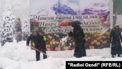 Дар арафаи Наврӯзи соли 2012 низ дар Тоҷикистон барф борида буд.
