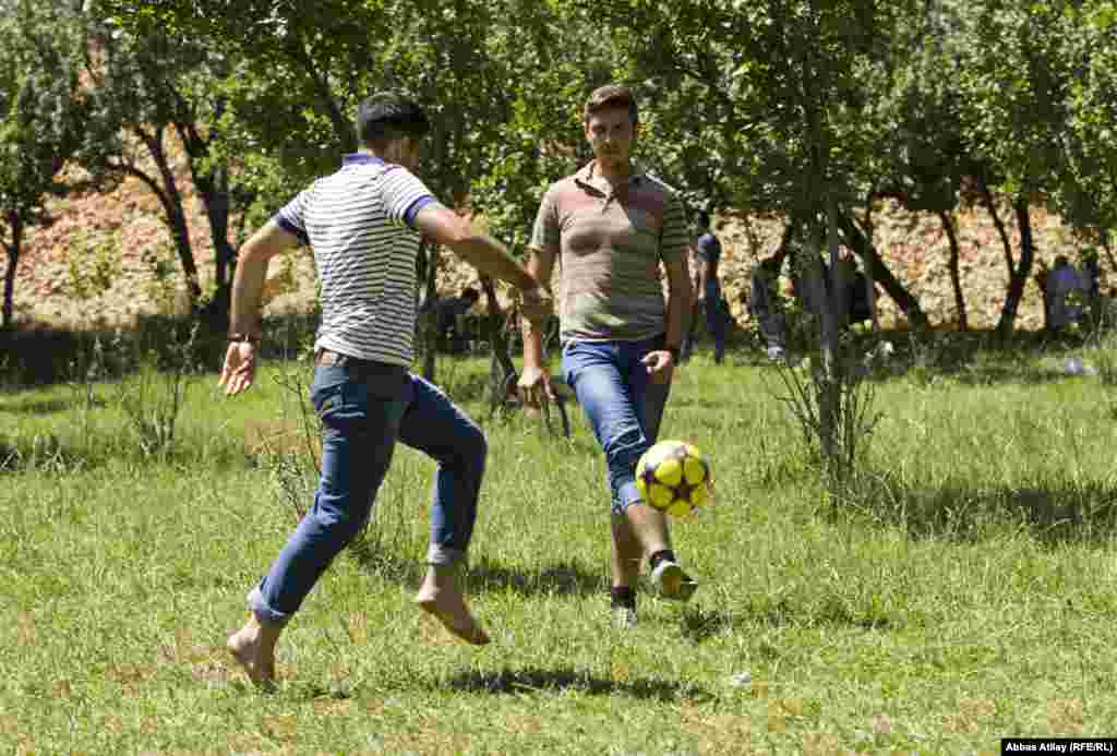 Nahar hazırlığı zamanı gənclər futbol oynayırlar.