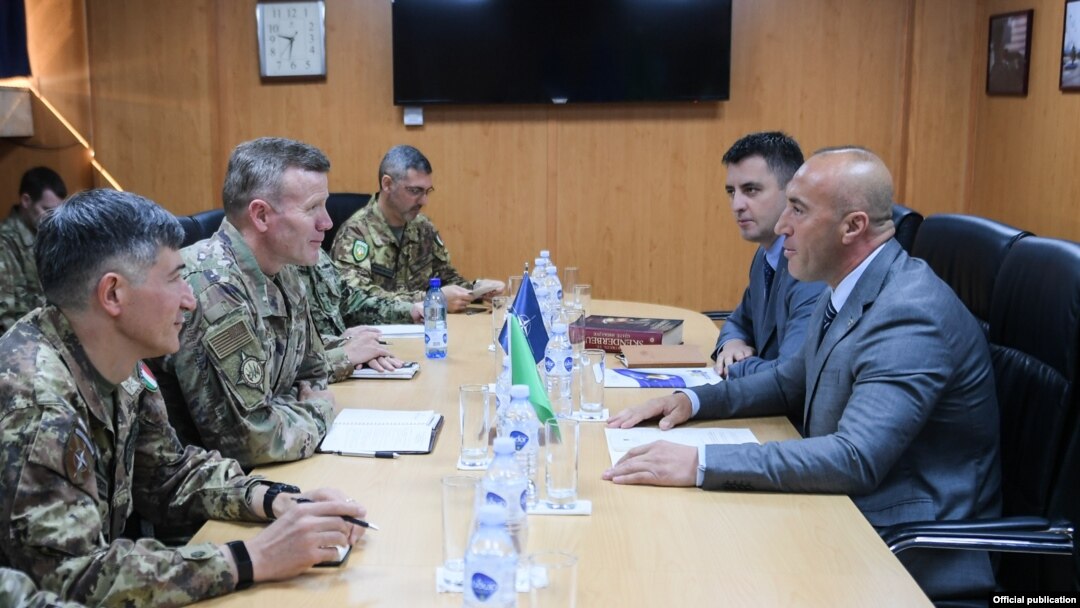 Tod Volters (drugi s leva) i Ramuš Haradinaj (prvi s desna)