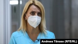 Medicii infecționiști au constatat diferențe clare între cum se manifestă boala în cazul nevaccinaților, chiar și în cazul variantei Omicron.