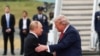 Президент Росії Володимир Путін йде назустріч президенту США Дональду Трампу на військовому аеродромі «Елмендорф-Річардсон» на Алясці, де вони зустрічаються, щоб обговорити припинення війни в Україні, 15 серпня 2025 року