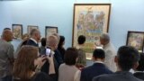 Олим Камолов рӯзи 3 май дар ифтитоҳи намоишгоҳ ба меҳмонҳои ин ҷашн асарҳои худро муаррифӣ намуд 