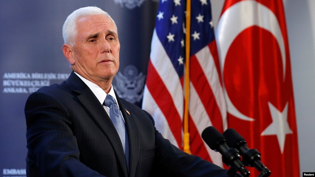 Mike Pence, în timpul unei vizite recente în Turcia, unde a semnat un acord de încetare a intervenției armatei turce împotriva kurzilor din nord-estul Siriei