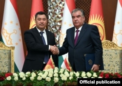 Встреча президента Кыргызстана Садыра Жапарова и лидера Таджикистана Эмомали Рахмона в Душанбе, 29 июня 2021 г.
