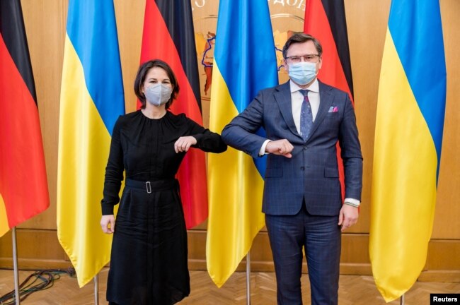Анналена Бербок и Дмитрий Кулеба во время встречи в Киеве, январь 2022