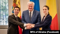 De la stânga la dreapta: Miniștrii de externe Mihai Popșoi, Andri Sibiha și Oana Țoiu la Cernăuți, pe 8 august 2025.