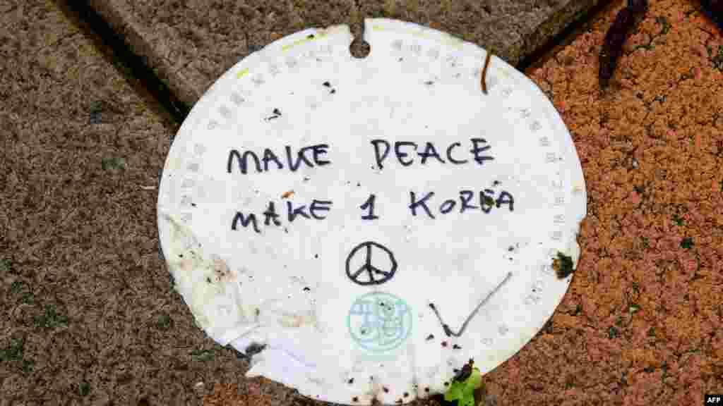 „Mi egy összetört szívű nép vagyunk. Annak ellenére, hogy ma bőségben élünk, szüleim, testvéreim mind Észak-Koreában maradtak” – mondja a 94 éves Chai Jae-ok. „Délre jöttem, ott kellett hagynom őket. Mi értelme van a luxusban élni, ha nem láthatom őket többé? Éjjel-nappal sírok, és reménykedem az újraegyesítésben.Mielőtt örökre lehunyom a szemem, szeretném, ha ez megvalósulna.”Az újraegyesítésről szóló álma azonban egyelőre elérhetetlennek tűnik