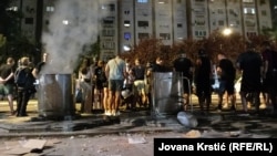 În Serbia au izbucnit violențe între protestatarii antiguvernamentali și susținătorii partidului de guvernământ