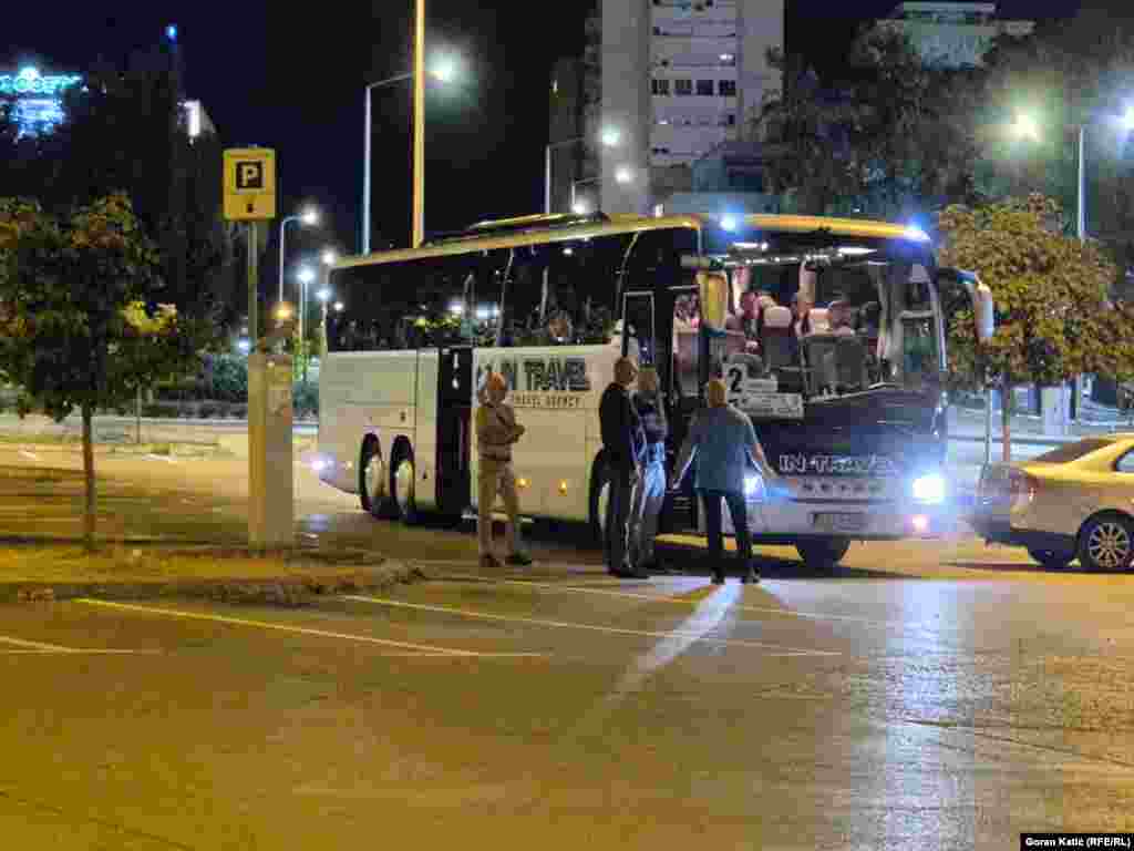 U ranim jutarnjim satima, četiri autobusa sa demobilisanim borcima nekadašnje Vojske RS krenula su iz Banjaluke za Beograd, a prevoz je organizovala Boračka organizacija RS koja okuplja ratne veterane iz ovog bh. entiteta.