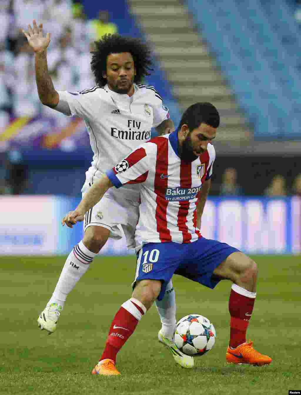 Marcelo topu Arda Turandan almağa çalışır (Reuters / Paul Hanna)