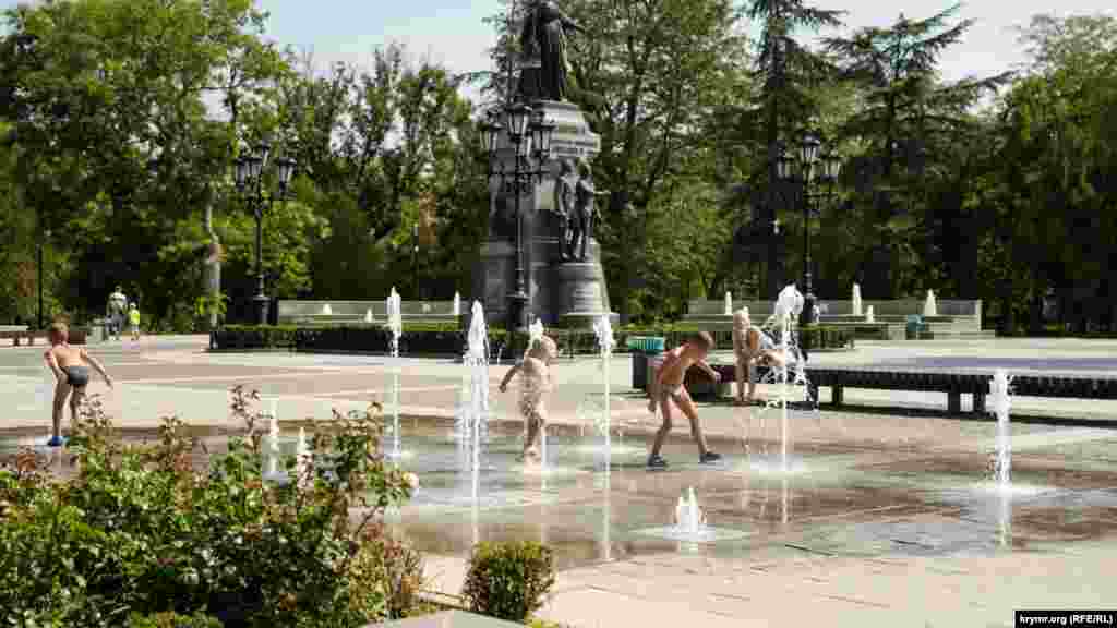 Дети в &laquo;танцующем&raquo; фонтане парка культуры и отдыха &laquo;Екатерининский сад&raquo;