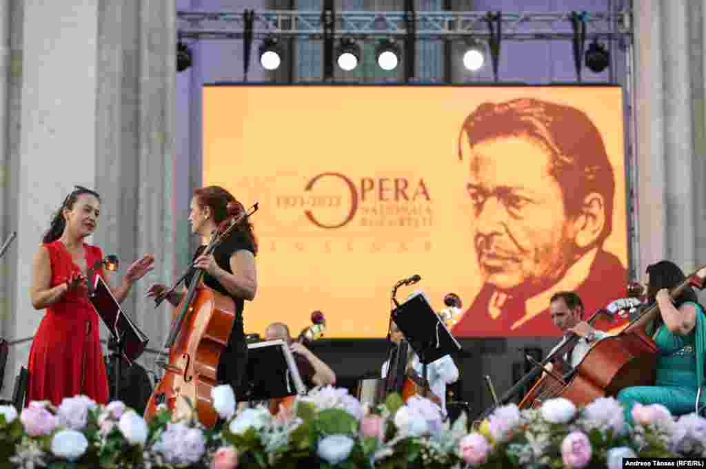 Muzicieni repetă înaintea concertului organizat cu ocazia galei extraordinare de deschidere a festivalului &bdquo;Promenada Operei&rdquo;.