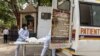 Zdravstveni radnici nose tijelo osobe koja je umrla od komplikacija povezanih sa COVID-19 u krematorij u New Delhiju u Indiji, 10. juna 2021. 