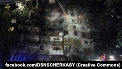 Російський дрон поцілив у житлову багатоповерхівку, виникла пожежа у квартирах із 5 по 9 поверхи
