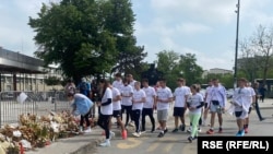 Grupa studenata odaje poštu stradalima na Železničkoj stanici u Novom Sadu, april 2025.