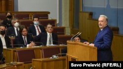 U prvom obraćanju poslanicima premijer Zdravko Krivokapić je rekao da je morao da zatraži ostavku, a potom i razrješenje ministra Leposavića u Skupštini zbog zacrtanih evropskih ciljeva