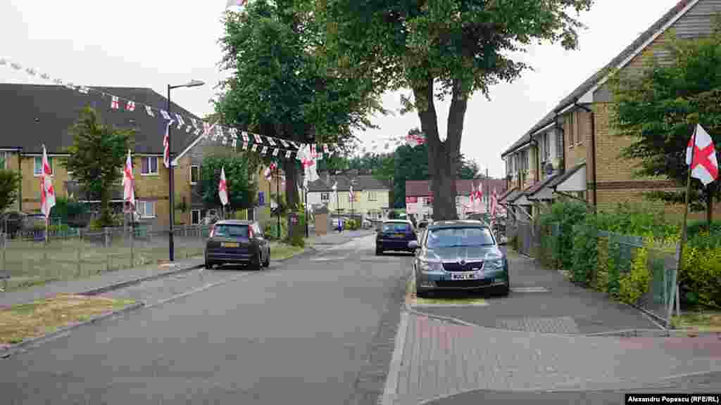 Străzile din localitățile engleze abundă de stegulețe și drapele. Lumea trebuie să știe că intră într-o vecinătate unde nimeni nu e indiferent de prestația echipei naționale.