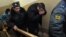Лейтенант полиции Денис Иванов (в центре), обвиняемый в избиении 15-летнего Никиты Леонтьева