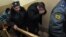 Лейтенант полиции Денис Иванов (в центре), обвиняемый в избиении 15-летнего подростка. 24 января 2012 года
