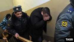 Один из обвиняемых в избиении 15-летнего подростка - лейтенант полиции Денис Иванов - в здании Невского районного суда Петербурга (24 января 2012 года)