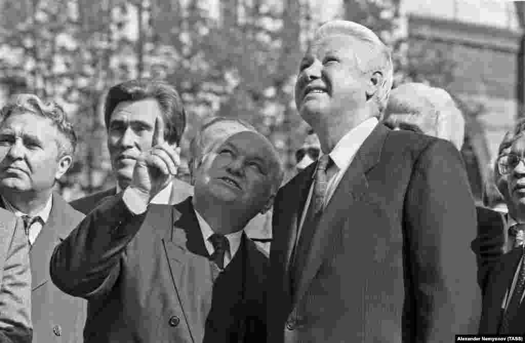 Russian President Boris Yeltsin (right) and Moscow Mayor Yury Luzhkov on June 9, 1993.&nbsp;Luzhkov had sided with Yeltsin during the 1991 attempt by senior KGB officials to overthrow reformist Soviet leader Mikhail Gorbachev and during the Russian president&#39;s 1993 standoff with lawmakers in which Yeltsin ordered tanks to fire on the parliament building.