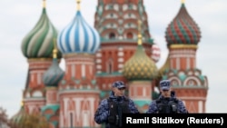 Pripadnici ruske Nacionalne garde patroliraju na Crvenom trgu u Moskvi, 23. oktobar 2025.