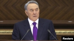 Қазақстан президенті Нұрсұлтан Назарбаев парламентте сөйлеп тұр. Астана, 27 қаңтар 2012 жыл.