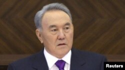Қазақстан президенті Нұрсұлтан Назарбаев халыққа жолдауын оқып тұр. Астана, 27 қаңтар 2012 жыл.