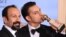 Câştigătorii Globului de Aur în categoria Cel mai bun film străin - regizorul Asghar Farhadi (stânga) şi actorul Peyman Moaadi, la ediţia a 69-a a Premiilor Golden Globe.