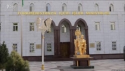 Ҳайкали тилоии Туркманбоширо канданд