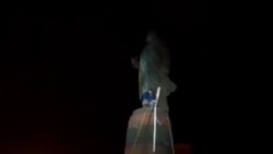 У центрі Дніпропетровська скинули пам’ятник Леніну