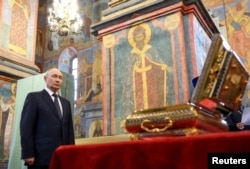 Президент Росії Володимир Путін стоїть біля мощей святого великого князя Дмитра Донського, які були виявлені під час реставраційних робіт, під час служби в Архангельському соборі Кремля в Москві, Росія, 20 серпня 2026 року