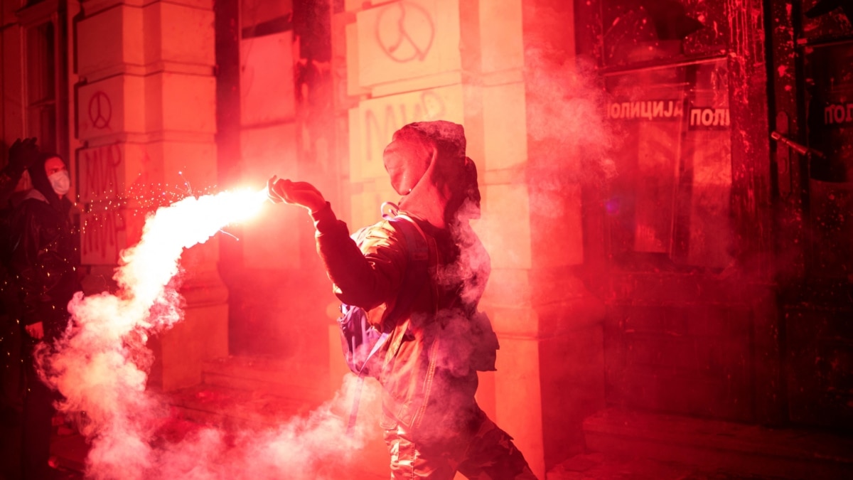 Serbia. Proteste violente după căderea unui acoperiș din gara Novi Sad ...